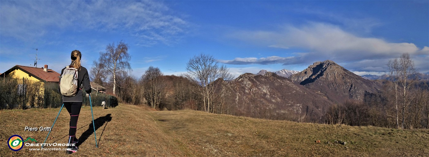 09 Dalla Forcella Alta ci avviamo verso il sent. 571 per il Pertus con vista verso la cimetta del Monte Ocone, la prima a sx .jpg